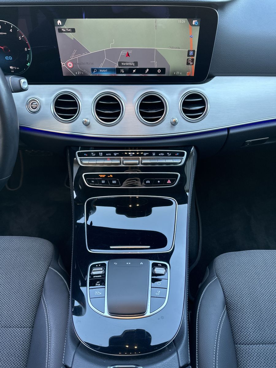 Fahrzeugabbildung Mercedes-Benz E 300de T 4M Avantgarde NAV+LED+AHK+WIDE+CARPLAY