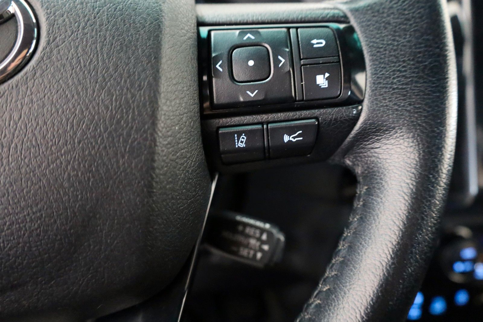 Fahrzeugabbildung Toyota Hilux Double Cab Invincible,ACC, Navi,Rollo, AHK