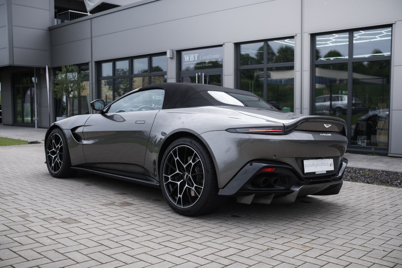 Fahrzeugabbildung Aston Martin V8 Vantage-Roadster-AM Spezialfarbe-Sport Plus.
