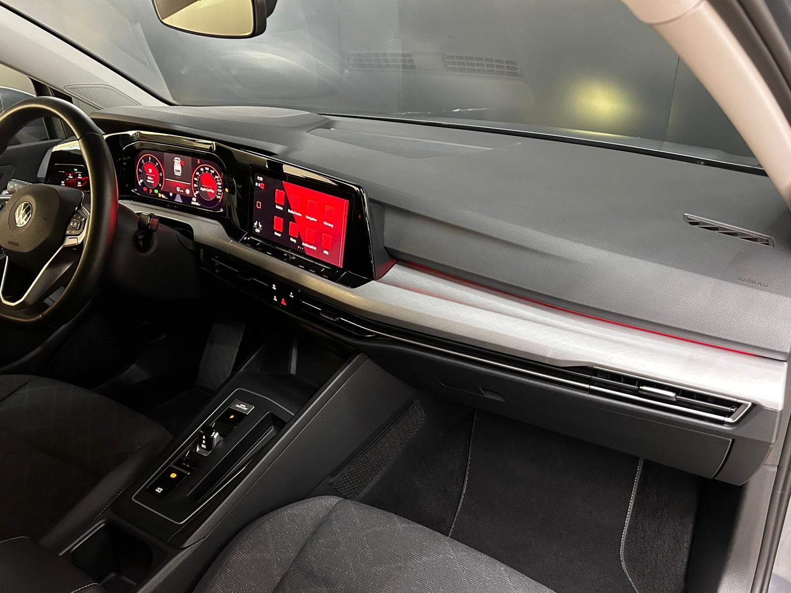 Fahrzeugabbildung Volkswagen Golf VIII Life 2,0TDI DSG VIRTU+LED+SHZ+NAVI+ACC