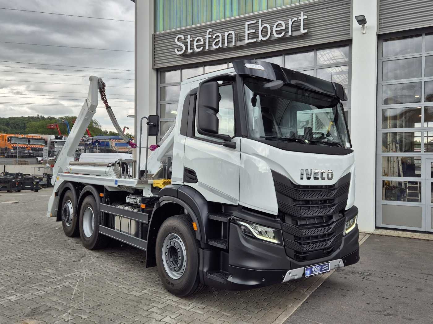 Fahrzeugabbildung Iveco X-Way AD280X42Y/PS 6x2 Meiller 16. T Funk Lift