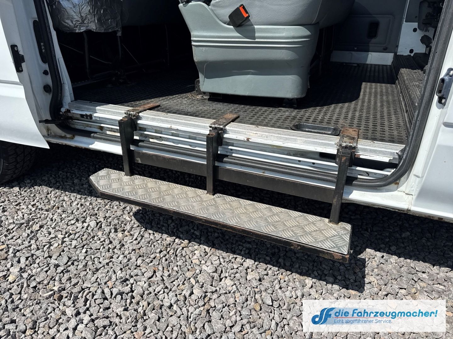 Fahrzeugabbildung Ford Transit Kombi FT300 2.2 TDCI 2x Klima eFH ZV ESP