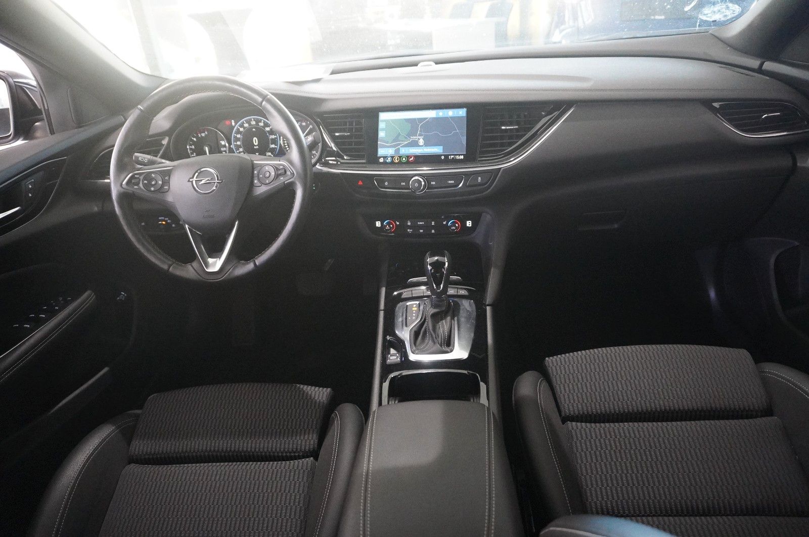 Fahrzeugabbildung Opel Insignia B ST 2.0D ELEGANCE NAVI/LED/KAMERA/DAB+