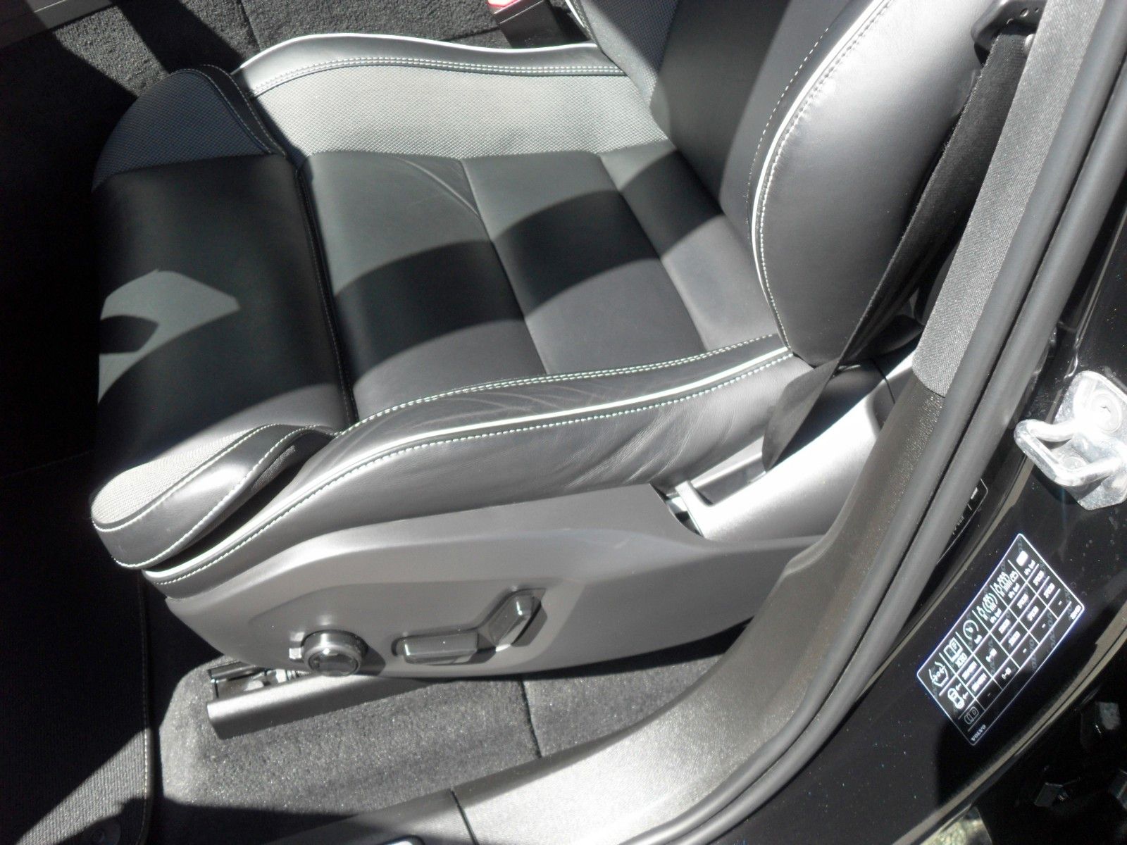 Fahrzeugabbildung Volvo XC 60 T8 R- Design Plug-In Hybrid AWD | Head Up