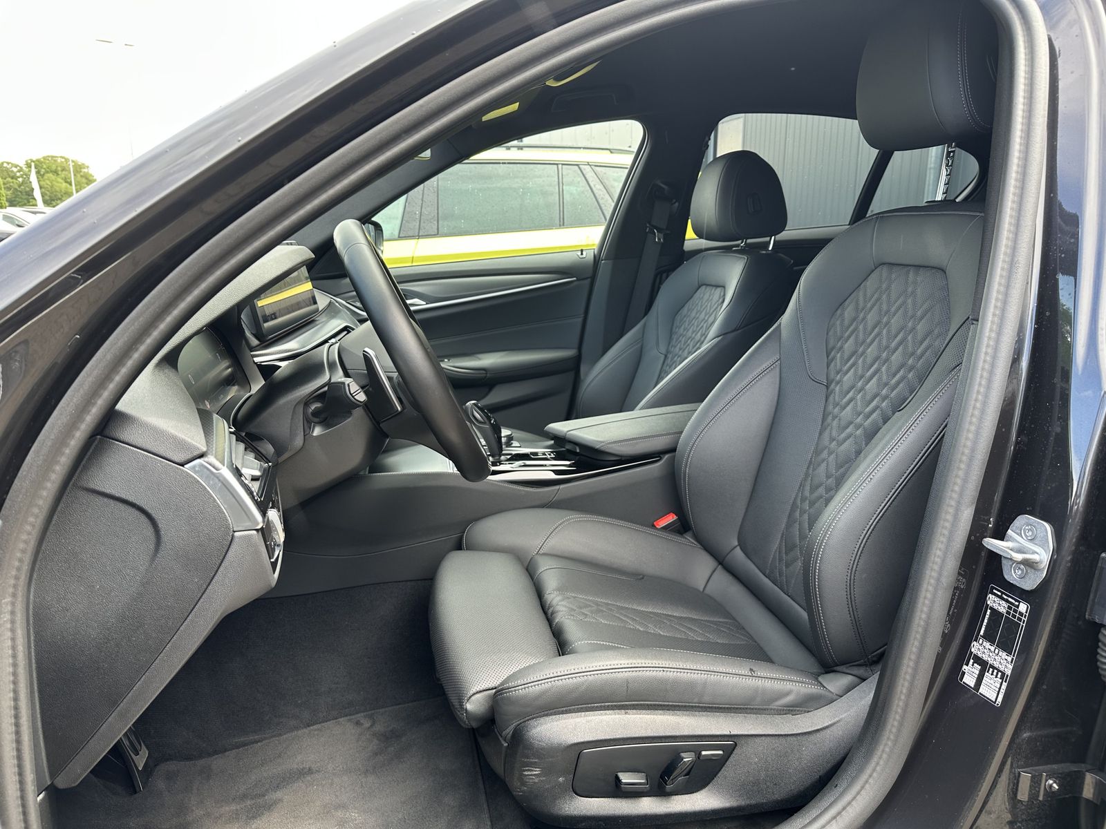 Fahrzeugabbildung BMW 520d M-Sport NAV+LED+ACC+SHZ+VCOCK+LEDER+KEYLESS