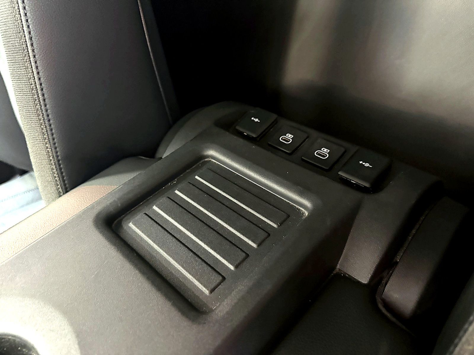 Fahrzeugabbildung Land Rover Defender 110 Hard Top S/3-SITZE/NAVI/LEDER/360''