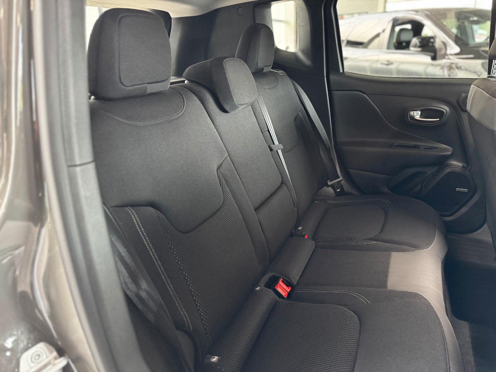 Fahrzeugabbildung Jeep Renegade 1.3 T-GDI Limited FWD "Navi- + Soundp."