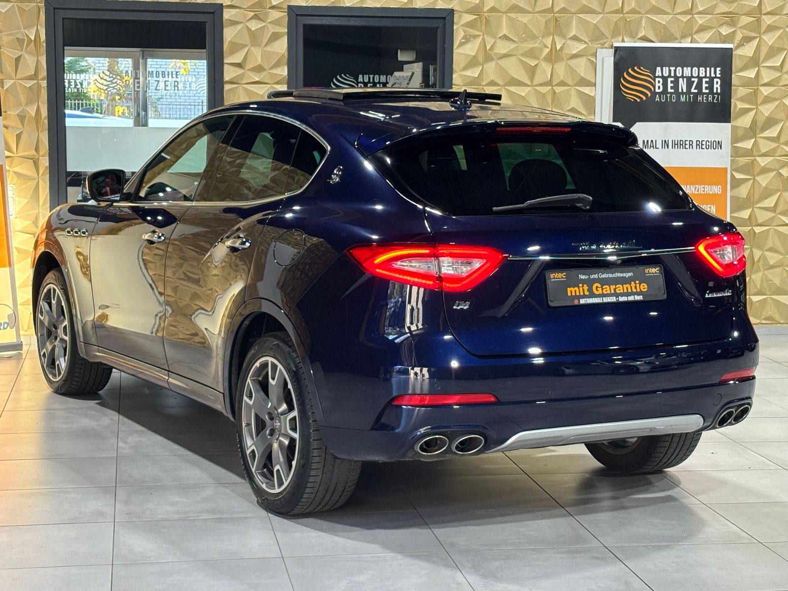 Fahrzeugabbildung Maserati Levante/EXCLUSIVE/RED/360'KAM/PANO/HARMAN-KARDON