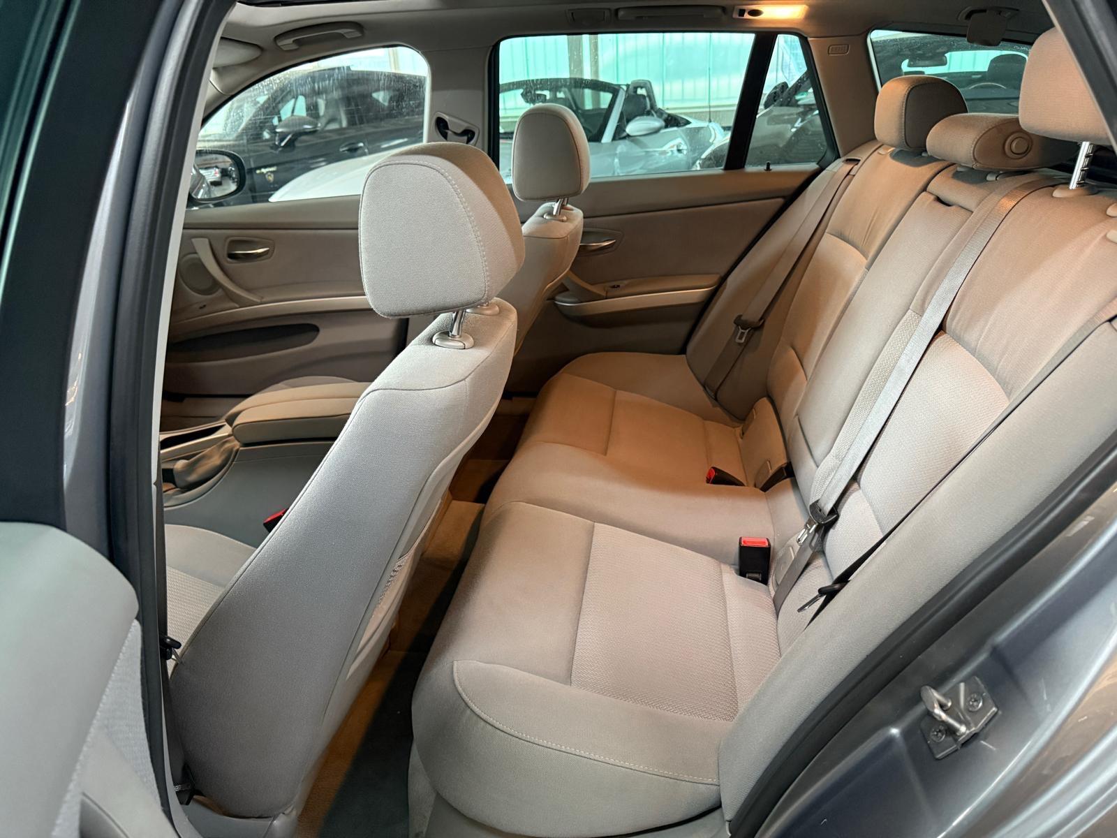 BMW 318 2011 — photo 16