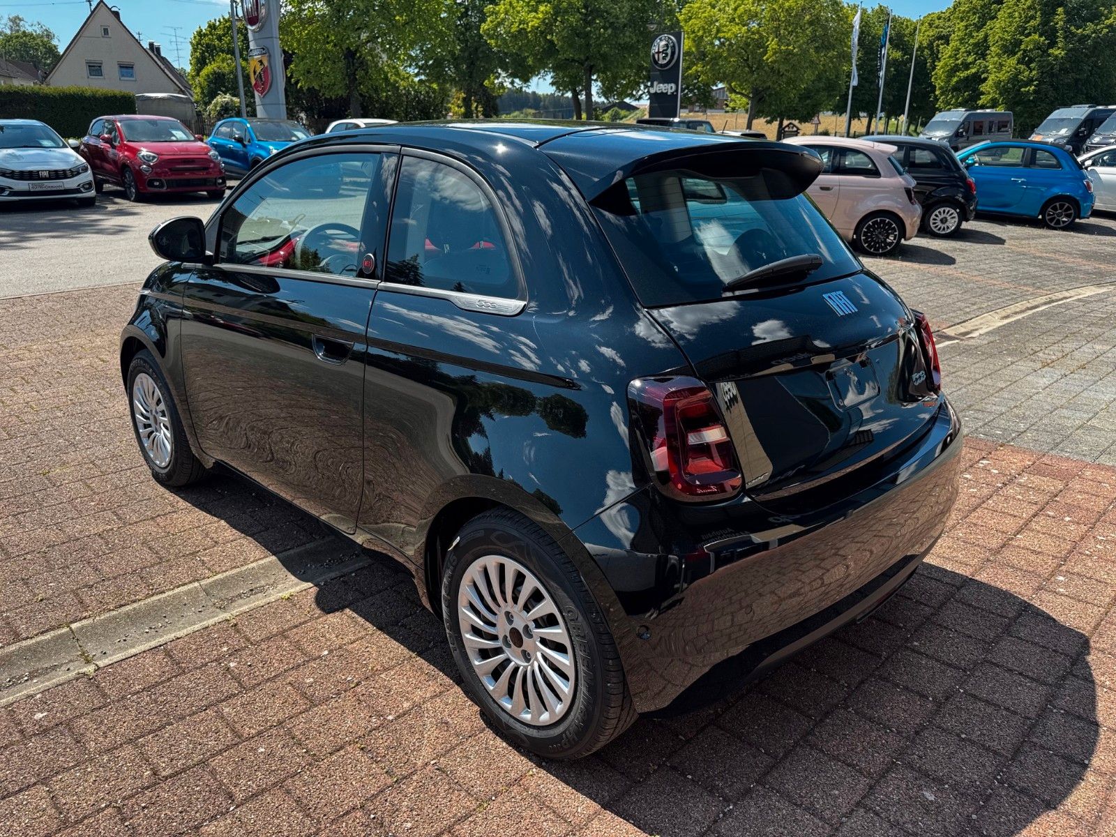 Fahrzeugabbildung Fiat 500e Hatchback MY25-RED 42kWh Kamera Sitzheizung