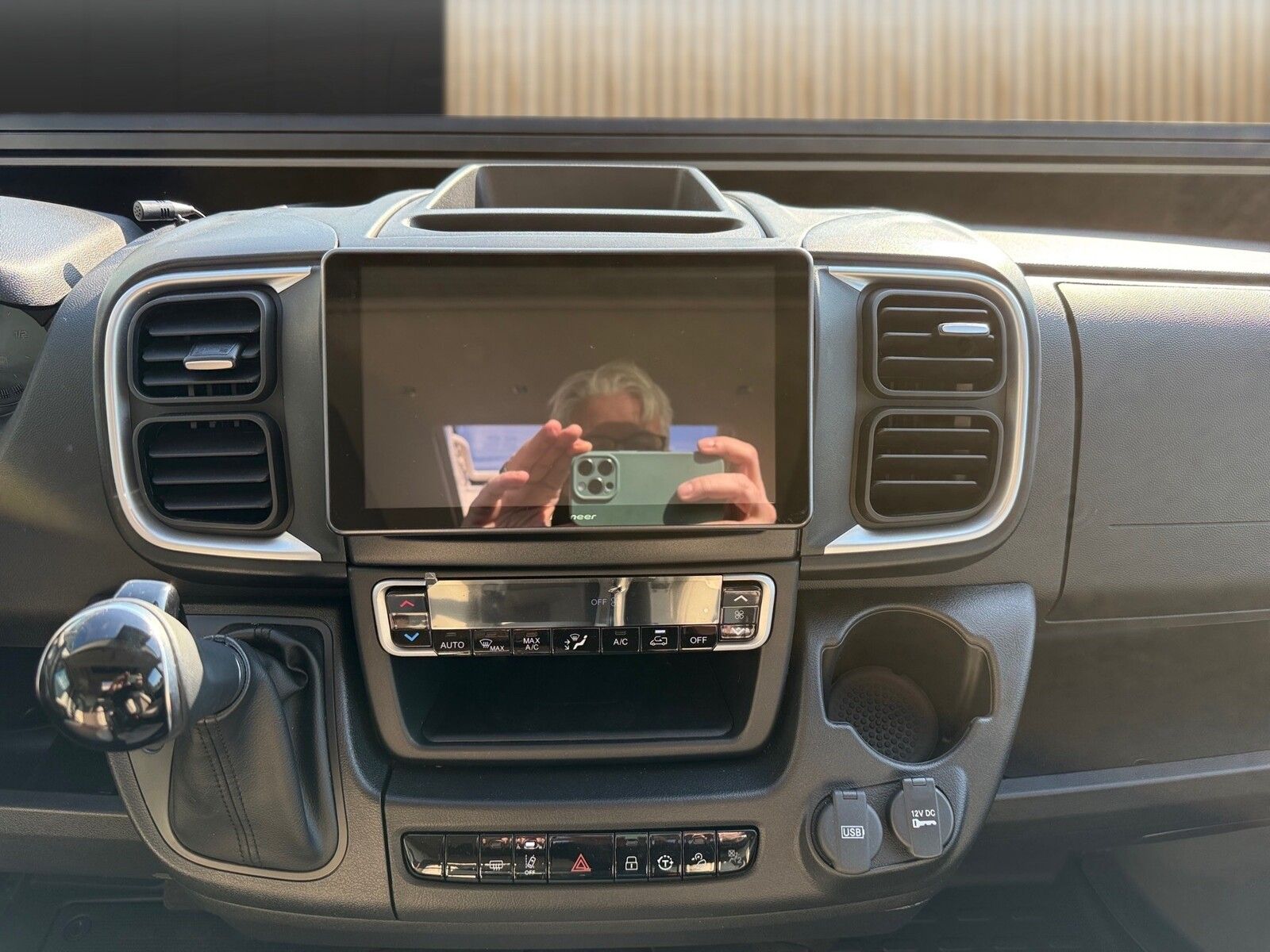 Fahrzeugabbildung Eura Mobil Van V 635 EB 180 PS, Automatik, Panoramadach