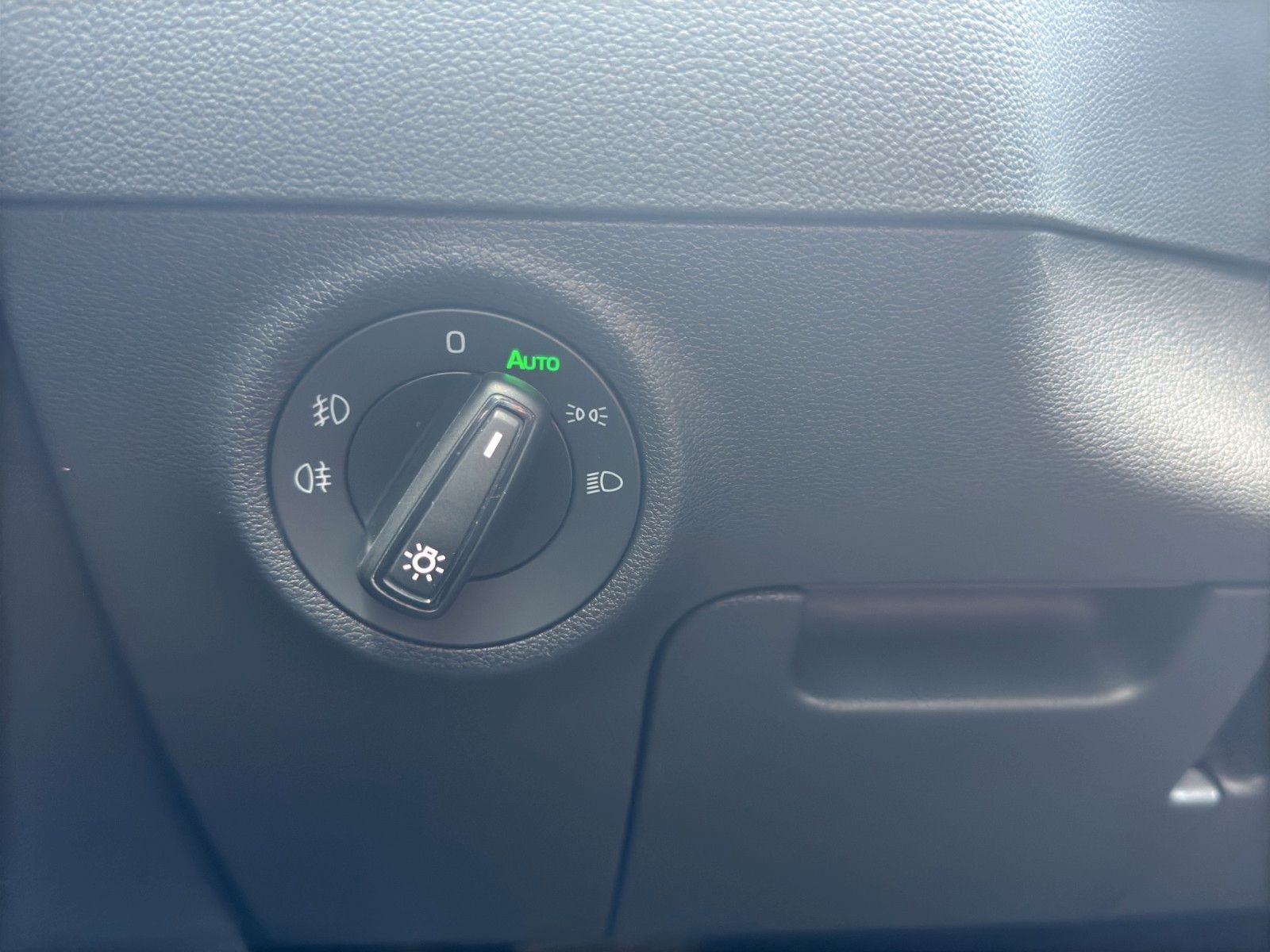 Fahrzeugabbildung SKODA Karoq 1.5L*DSG*AHK*Navi*LED*Kamera*TOP**