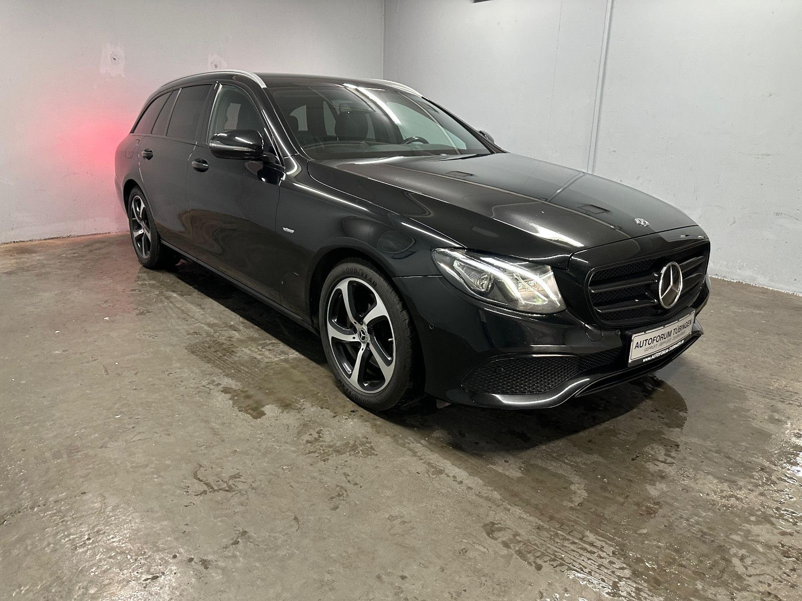 Fahrzeugabbildung Mercedes-Benz E 220 d 4MATIC T Autom.*AVANTGARDE*DISTRO*KAMERA