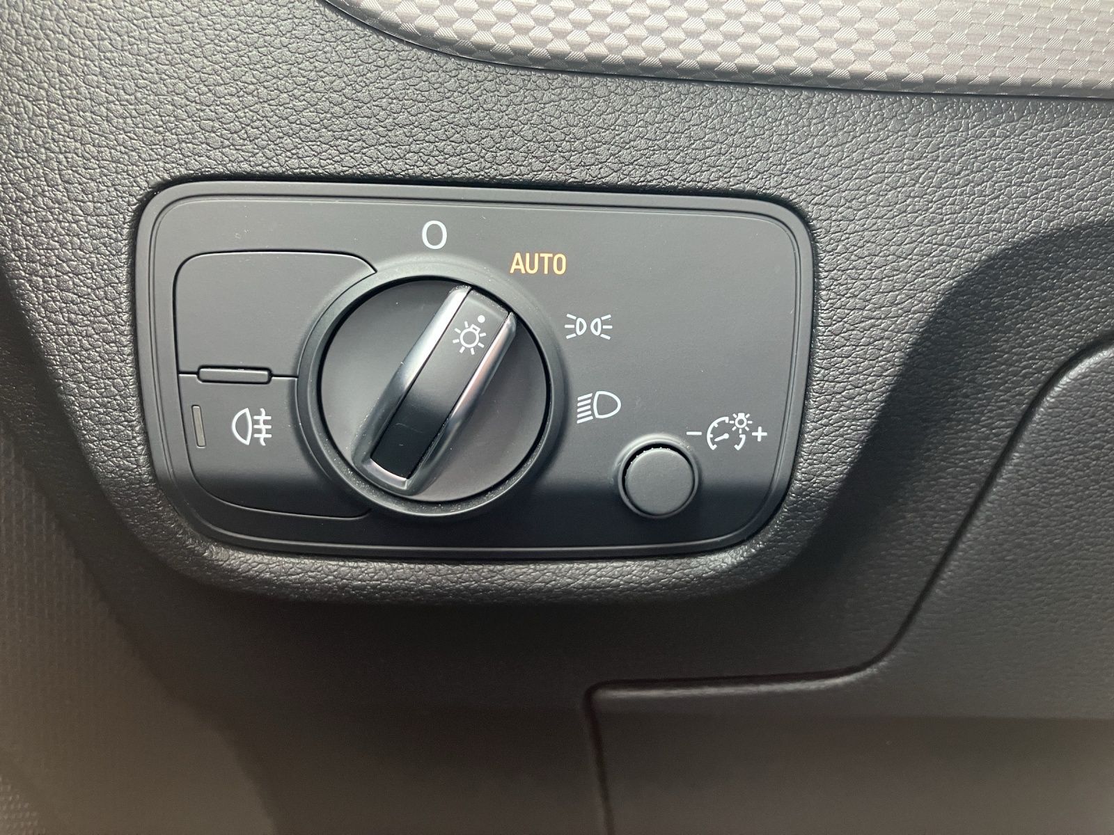 Fahrzeugabbildung Audi Q2 35 TFSI advanced S tronic LED Vorb AHZV
