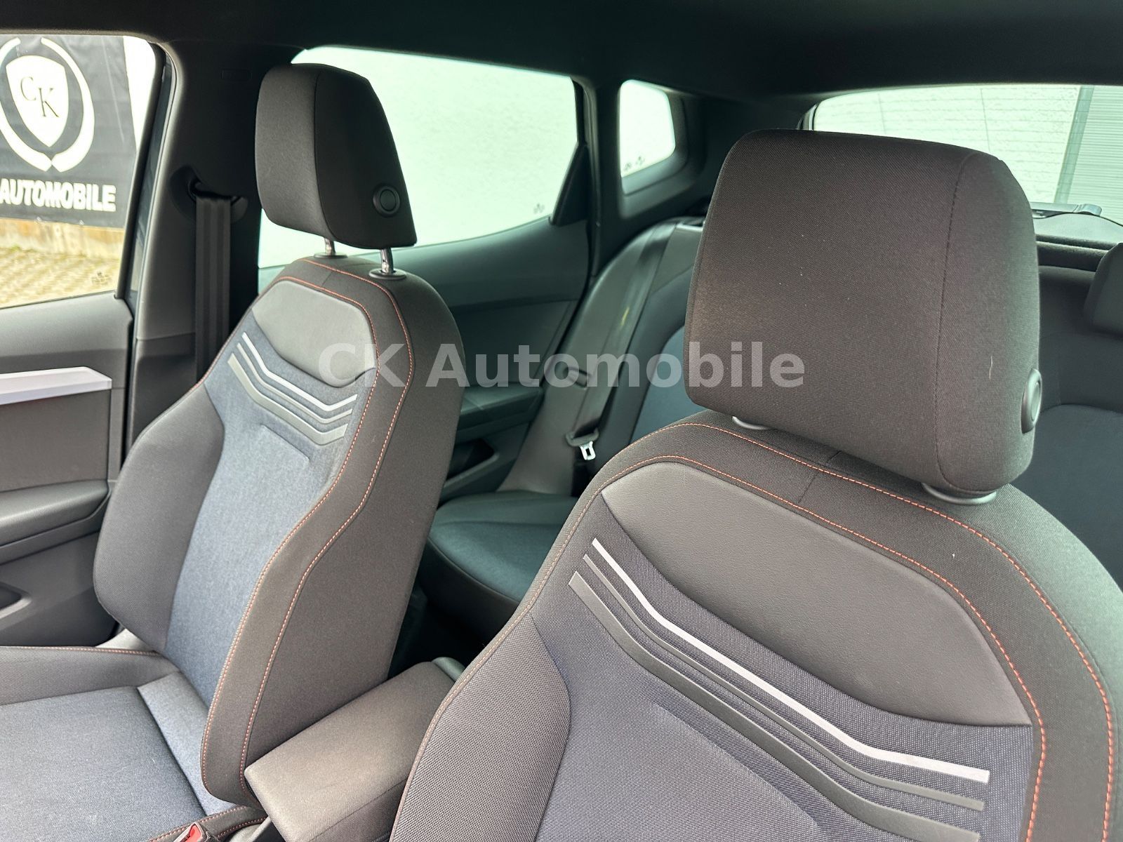 Fahrzeugabbildung SEAT Arona 1.5 TSI 110kW FR DSG/Navi/LED/Kam/AHK