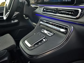 Mercedes V 220 - 9