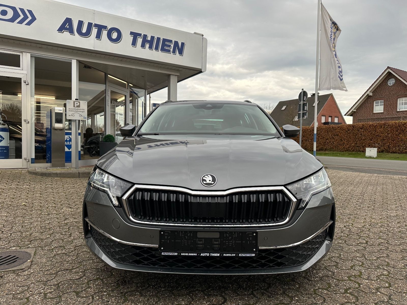 Fahrzeugabbildung SKODA Octavia Combi 2.0 TDI Selection DSG Navi/AHK/ACC