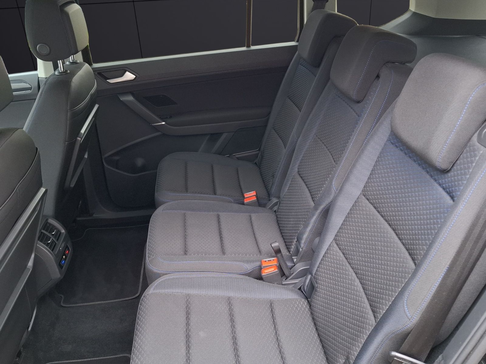 Fahrzeugabbildung Volkswagen Touran TSI United Standhzg 7-Si LED Navi ACC RFK