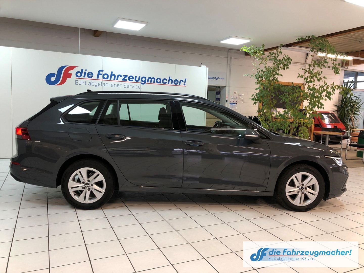 Fahrzeugabbildung Volkswagen Golf VIII Variant Life 1.0 TSI EU6d Navi digital