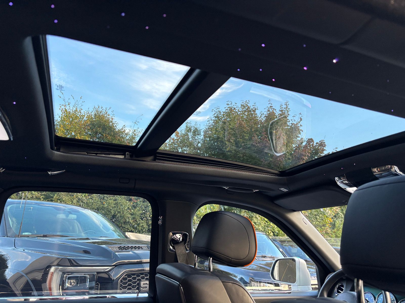 Fahrzeugabbildung Rolls-Royce Cullinan/NOVITEC/WIDEBODY/24''/FOND-TV/STERNEHIM