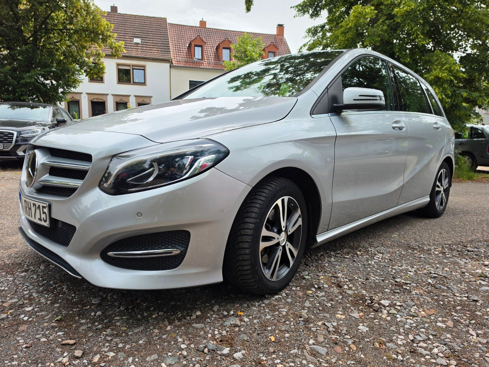 MERCEDES-BENZ B 220