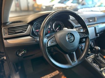 Skoda Superb Combi Style 4x4 *SZHZ*PDC*AHK*NAVI*KLIMA*