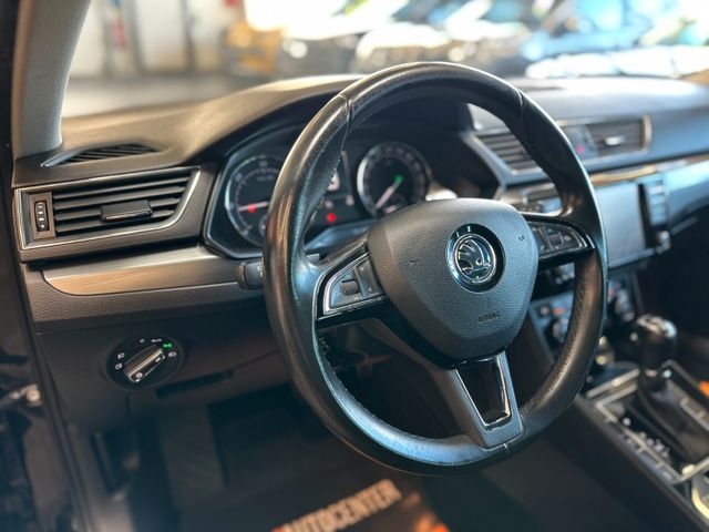 Skoda Superb Combi Style 4x4 *SZHZ*PDC*AHK*NAVI*KLIMA*