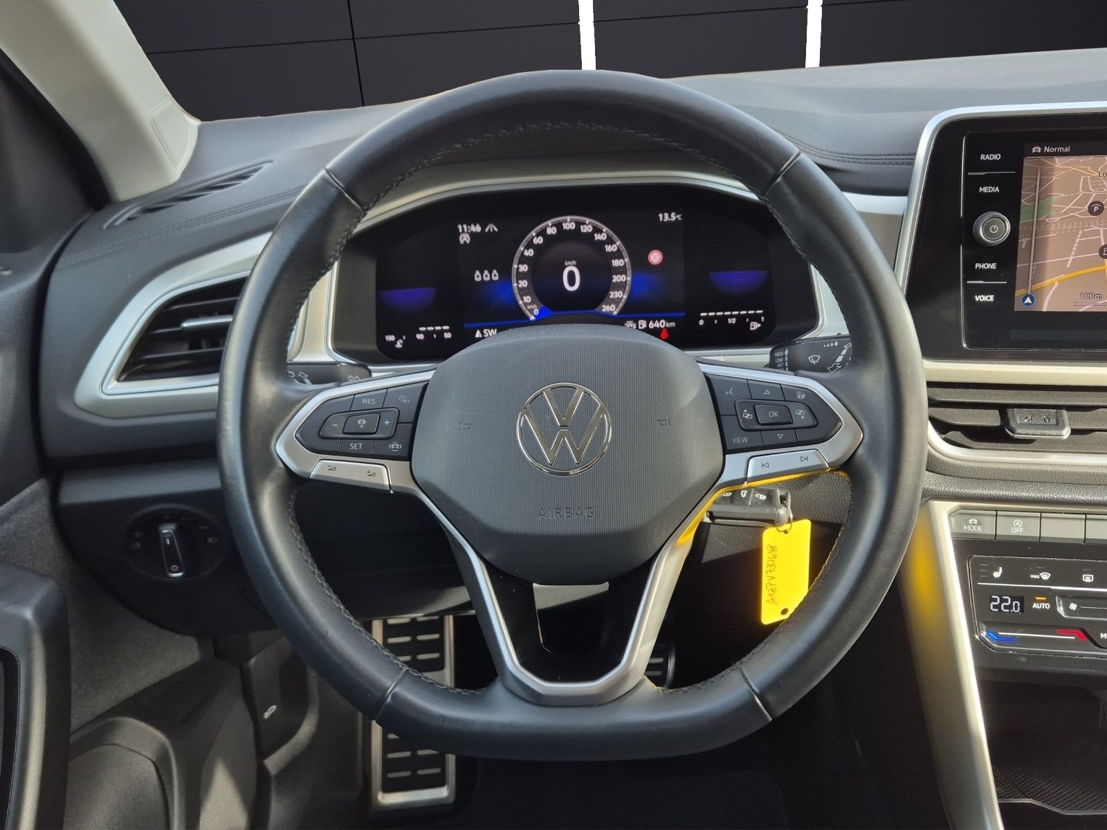 Fahrzeugabbildung Volkswagen T-Roc TSI Move AHK Navi LED AID ACC Park-Assist