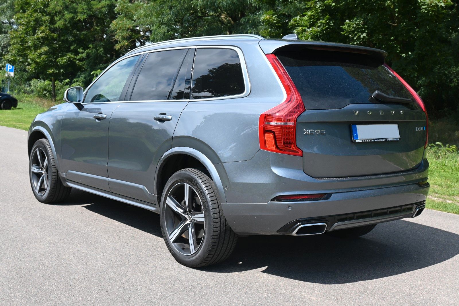 Fahrzeugabbildung Volvo XC90 D5 AWD*R-Design*STHZ*360°*LUFT*AHK*MIETKAUF