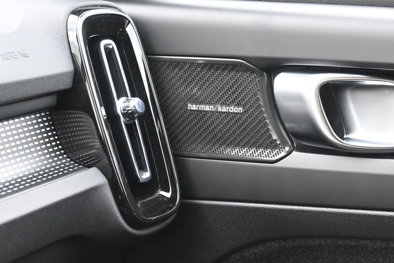 Fahrzeugabbildung Volvo XC40 B4 DKG Plus Black Edition*FSHZG*H&K*ACC*AHK