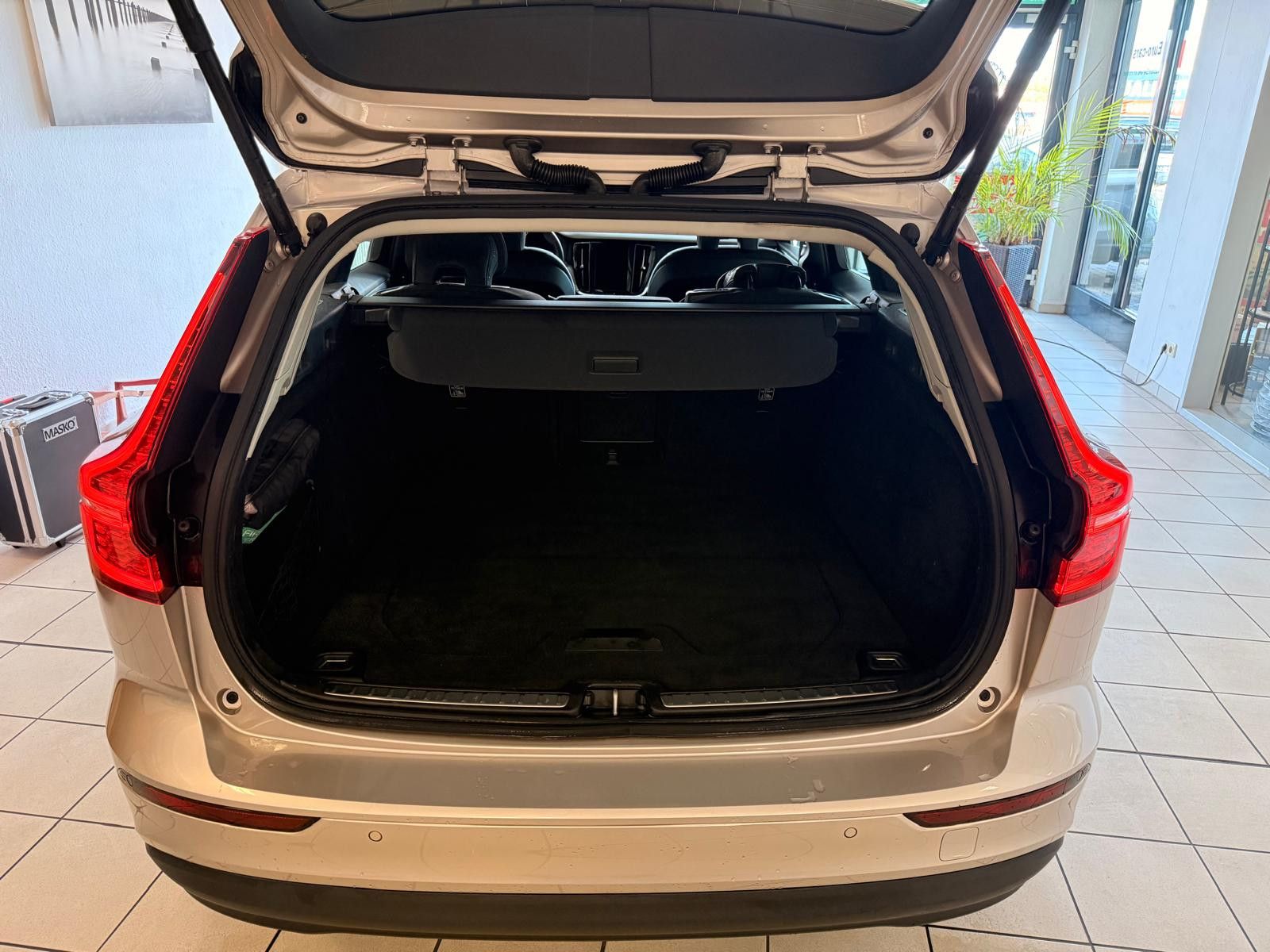 Fahrzeugabbildung Volvo V60 Kombi Core/ 1.HAND/SCHECKHEFT/8.FACH BEREIFT