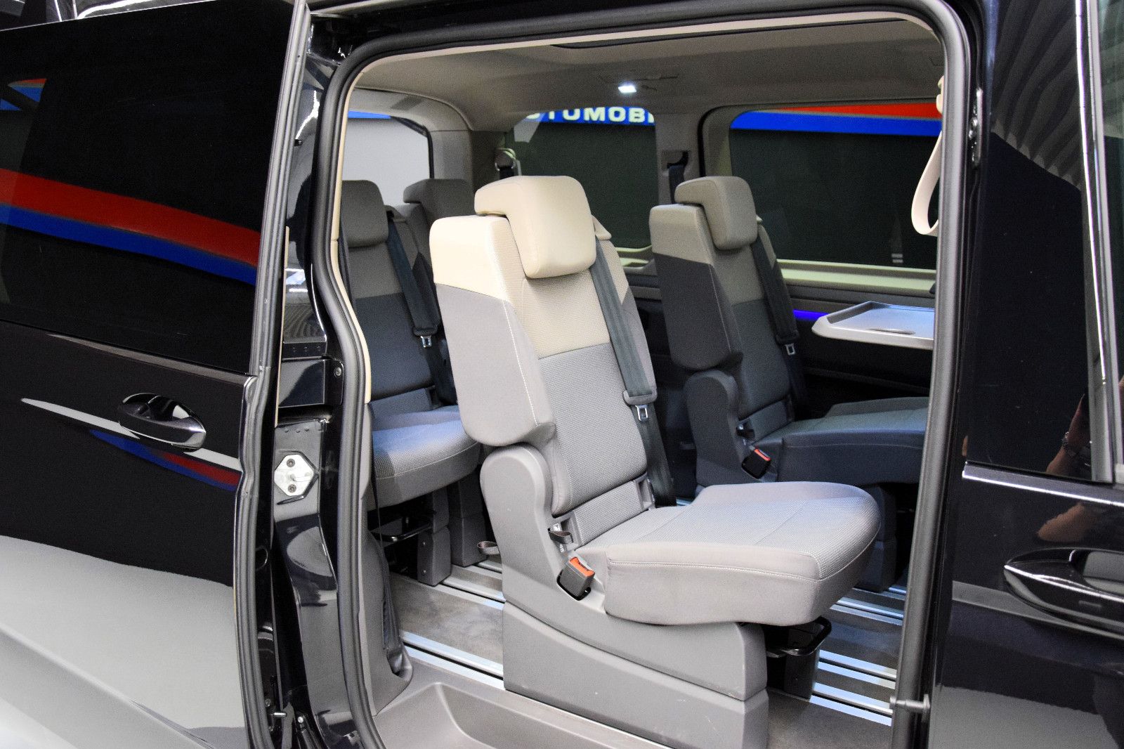 Fahrzeugabbildung Volkswagen T7 Multivan DSG Life 7-Sitze Pano AHK IQ-Light