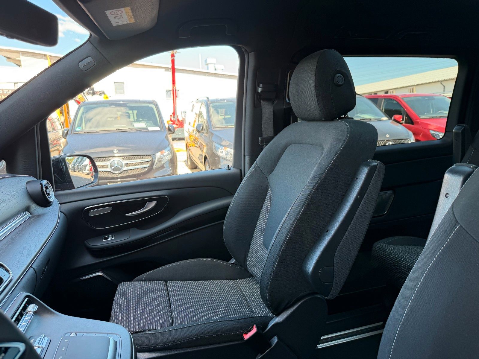 Fahrzeugabbildung Mercedes-Benz V 300 d STYLE AMG 4MATIC AIRMATIC DISTRONIC Pano