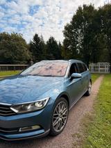 Volkswagen Passat 2.0 TDI SCR 140kW DSG Highline Varian... - VW Passat Gebrauchtwagen in Freiburg