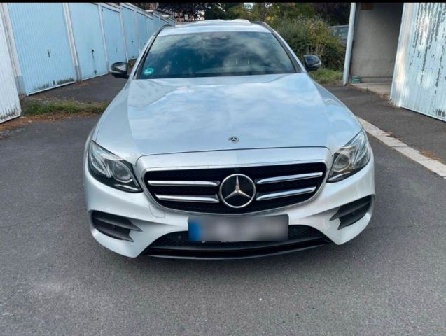 MERCEDES-BENZ Mercedes-Benz E220d T Modell 4 Matic AMG L...