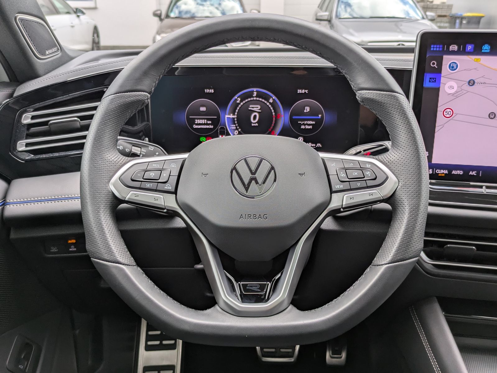Fahrzeugabbildung Volkswagen Tiguan 2.0 TDI 4M R-Line PANO*H&K*AHK*MATRIX*20"