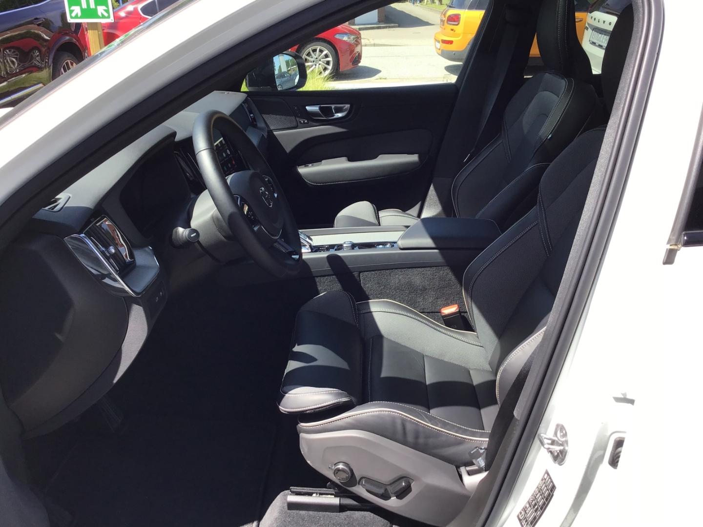 Volvo XC60 T6 Plus Dark AWD Stdhzg. 360° Cam PanoDach