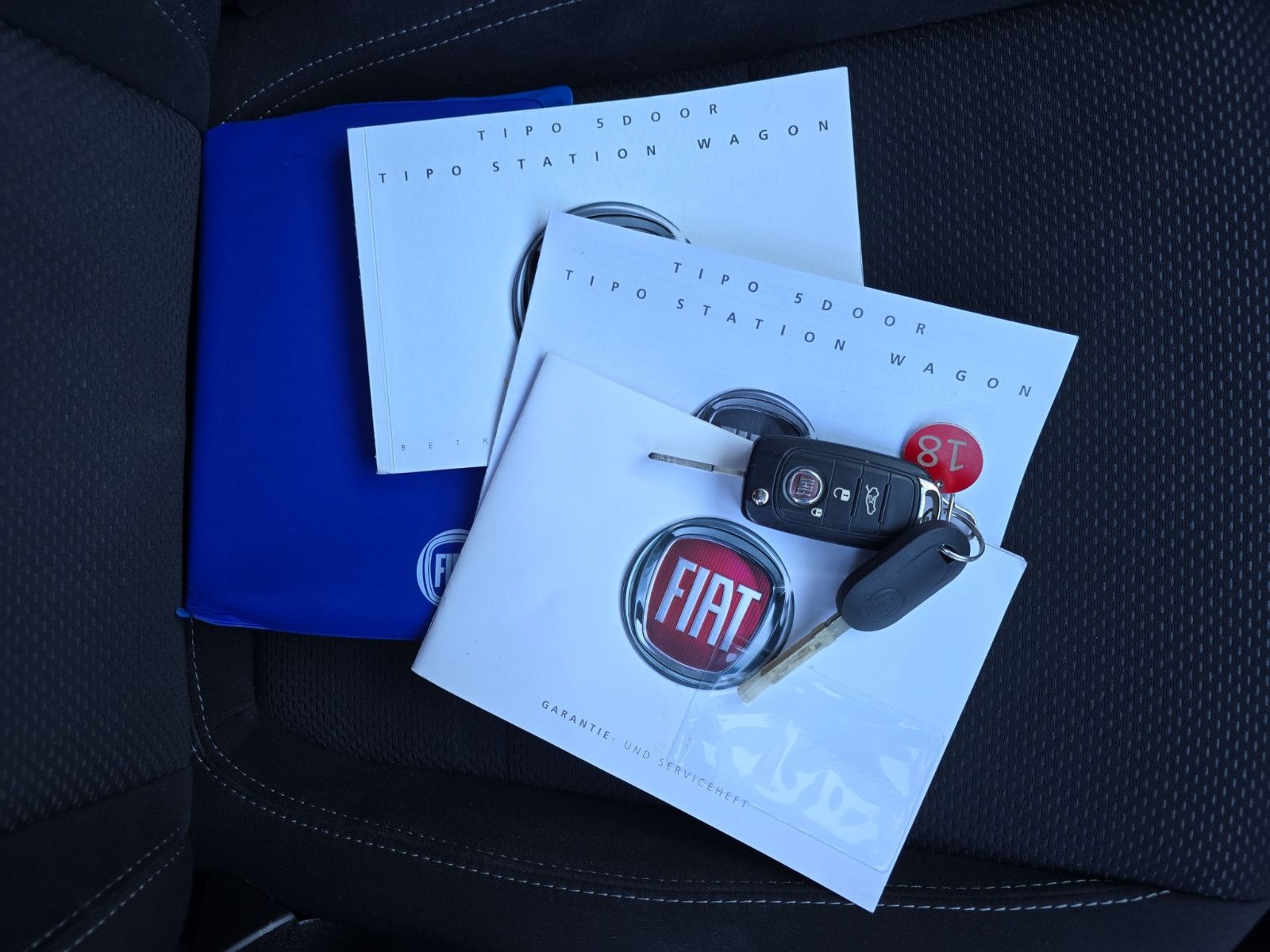 Fahrzeugabbildung Fiat Tipo Lounge Automatik Kamera LED  Navi  PCD