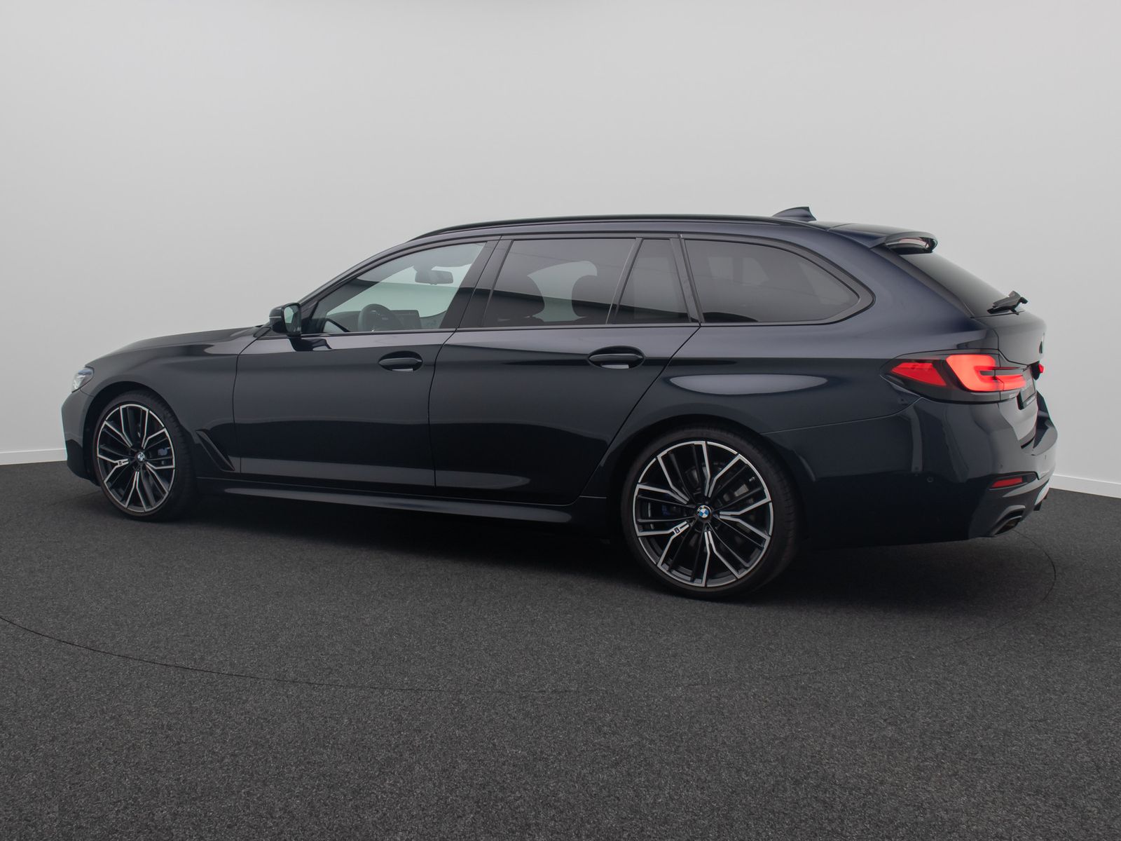 Fahrzeugabbildung BMW 540i xD M Sport DAB Panorama HUD H/K DispKey 20"