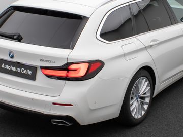 Fahrzeugabbildung BMW 530e Tour Luxury Line HiFi Pano AHK Kamera DAB
