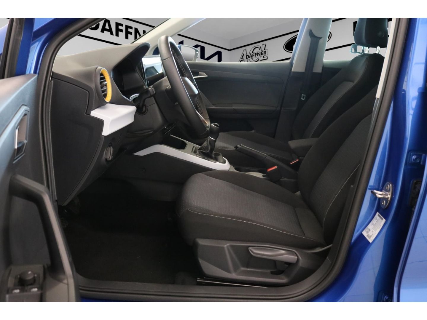 Fahrzeugabbildung SEAT Arona Road Edition Navi Tempomat SHZ PDC LED