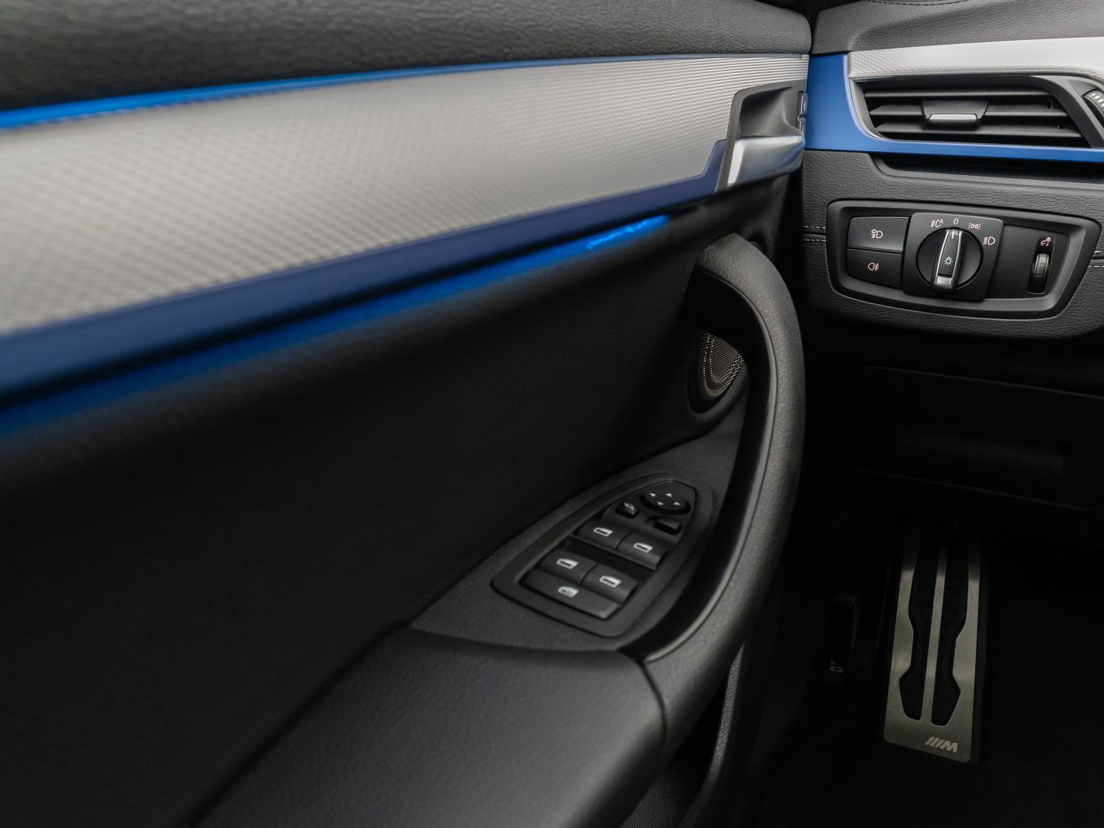 Fahrzeugabbildung BMW X2 xD25e M Sport HUD DAB Kamera Alarm Panorama
