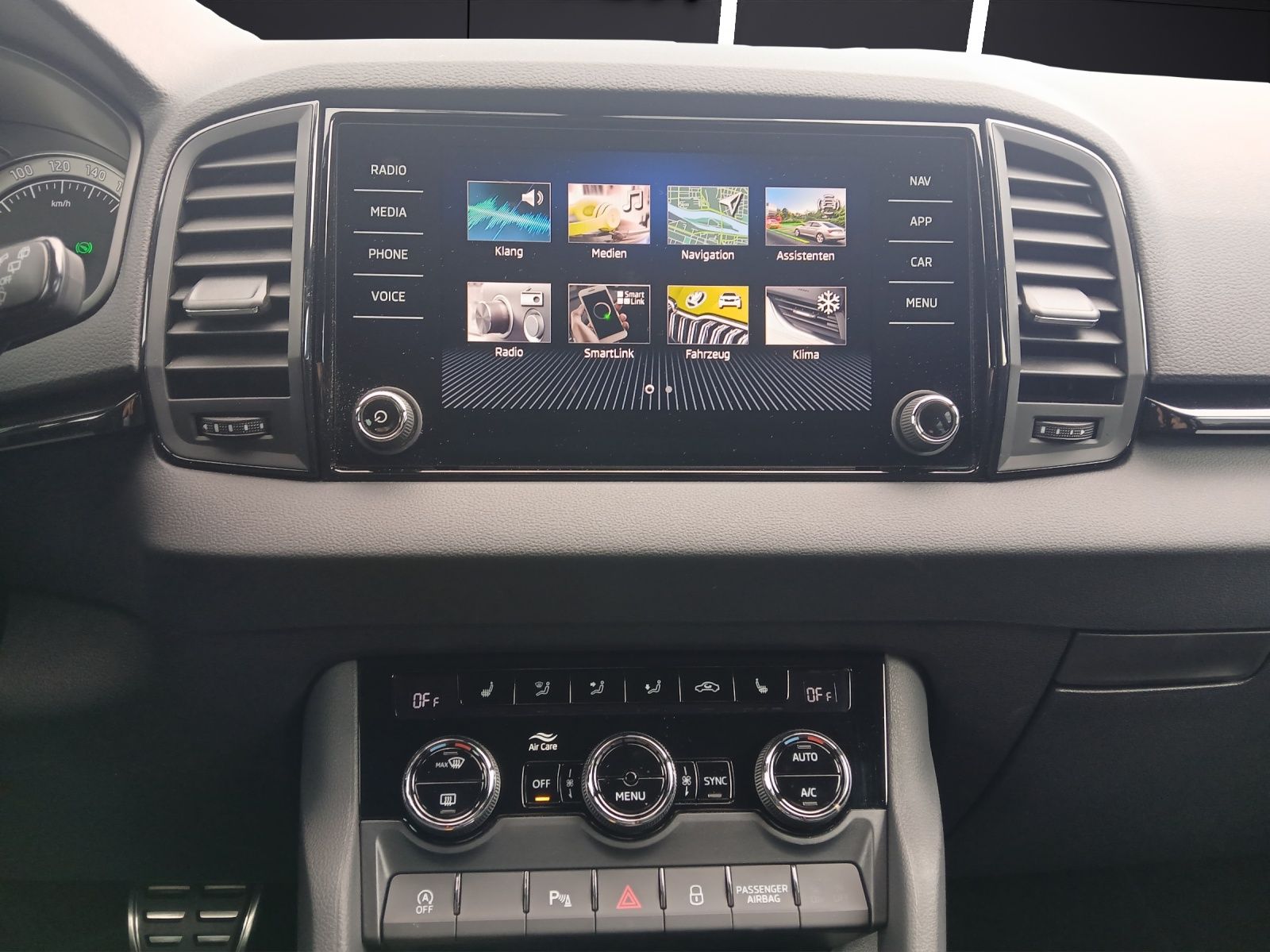 Fahrzeugabbildung SKODA Karoq TSI Sportline DSG LED AHK Navi ACC PDC SH