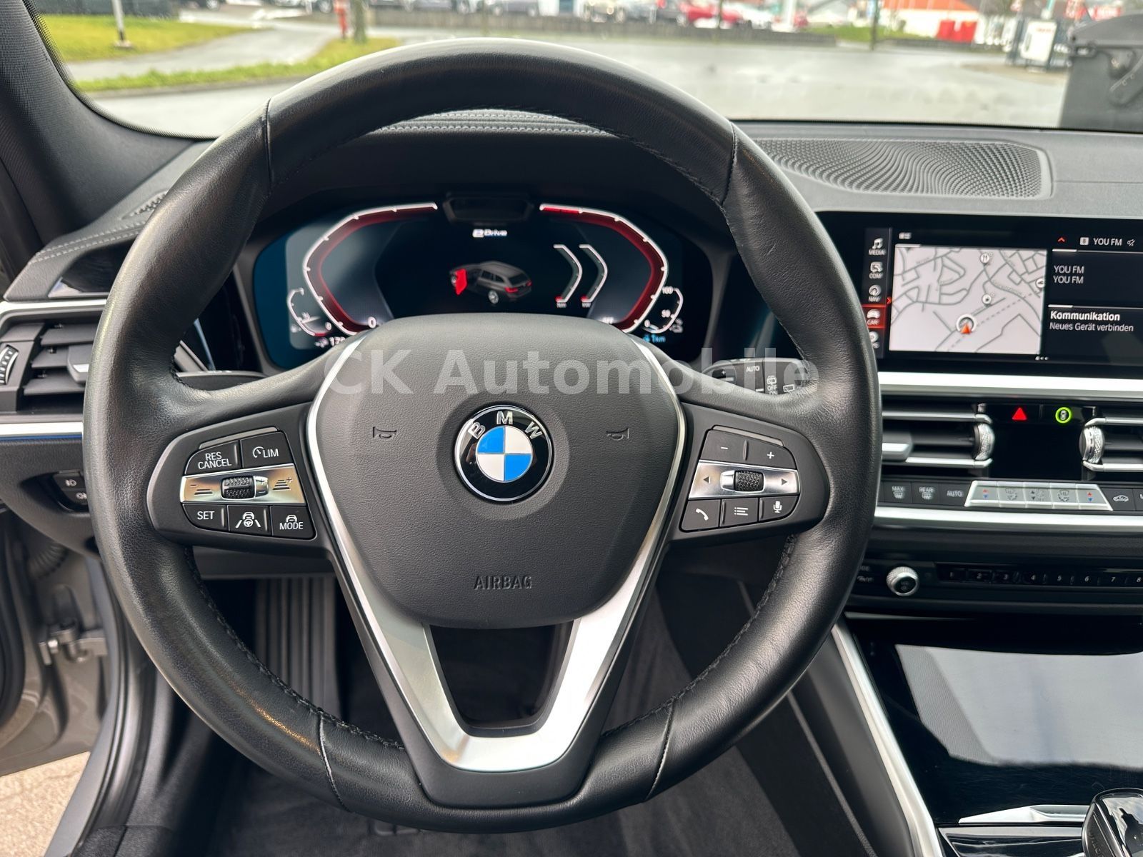 Fahrzeugabbildung BMW 330e Touring Luxury-Line/Leder/Head-Up/Pano/LED