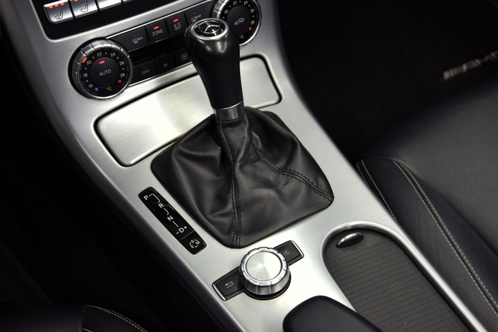 Fahrzeugabbildung Mercedes-Benz SLK 200 AMG Autom Xenon Pano Navi Leder Ambi PDC