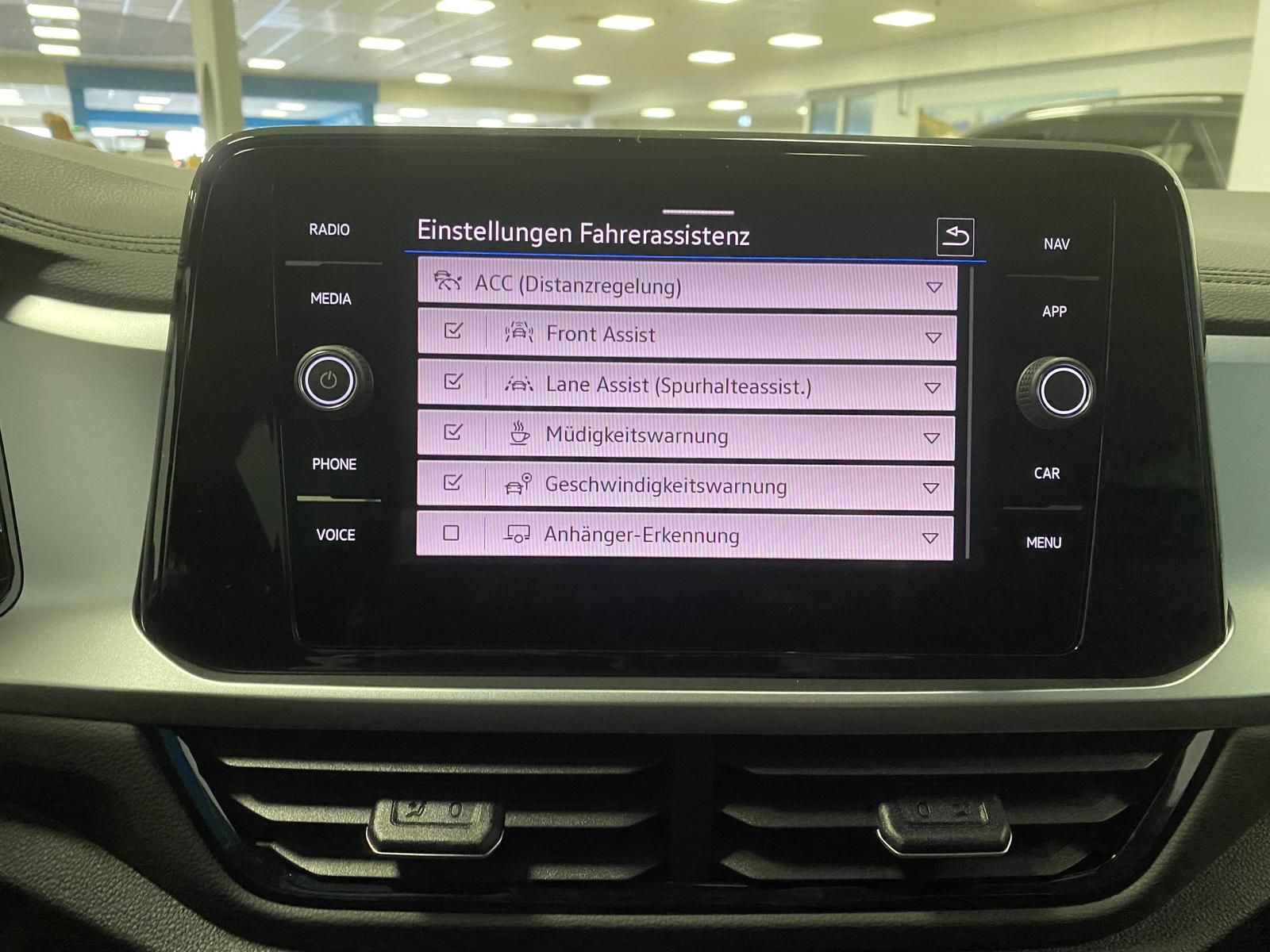 Fahrzeugabbildung Volkswagen T-Roc 1.5 TSI DSG LIFE+ACC+AHK+BHZ Lenkrad+RFK++