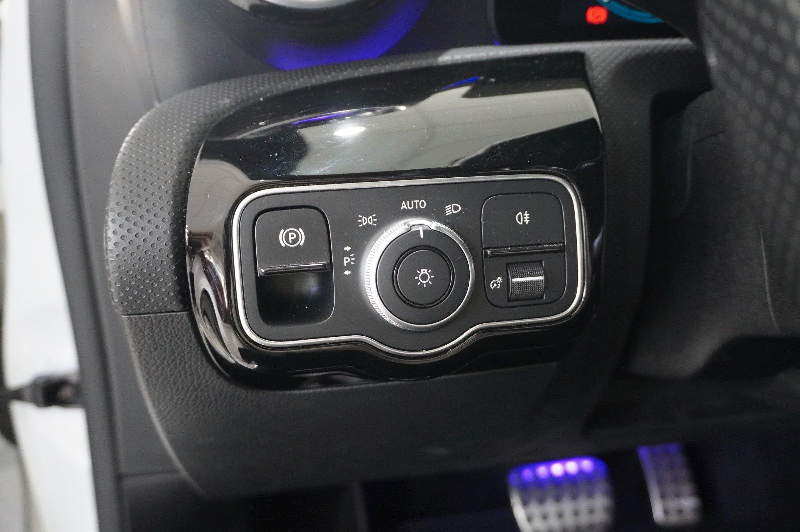 Fahrzeugabbildung Mercedes-Benz A 180 AMG LINE 7G-DCT NAVI/LED/VIRT./KAMERA/DAB+