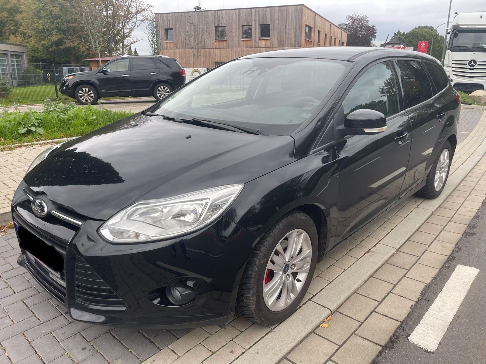 Ford Focus 2012 — interior