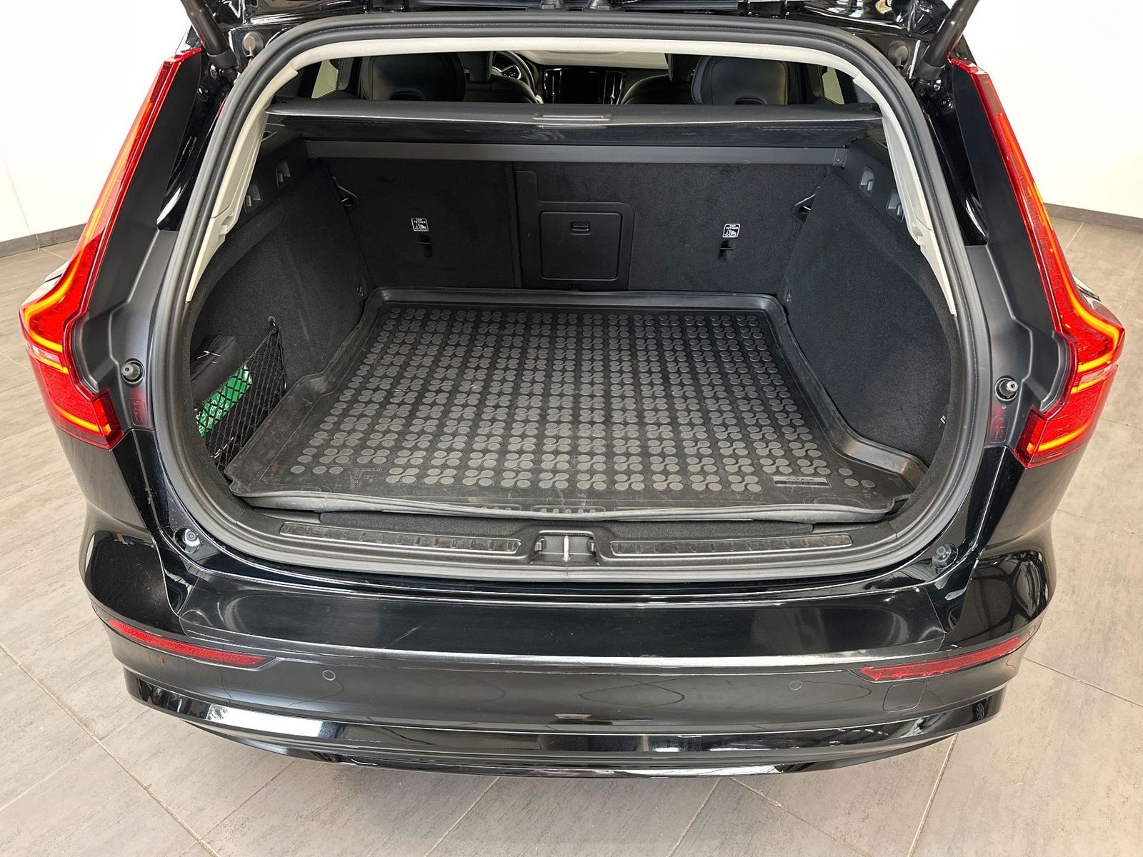 Fahrzeugabbildung Volvo V60 B4 D Plus Dark NAV+LED+AHK+ACC+360GRAD+SHZ