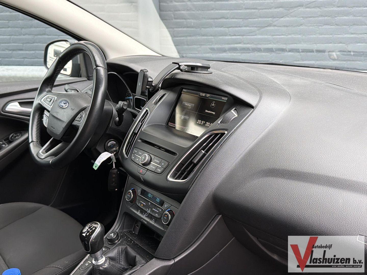 Ford Focus 2014 — photo 16